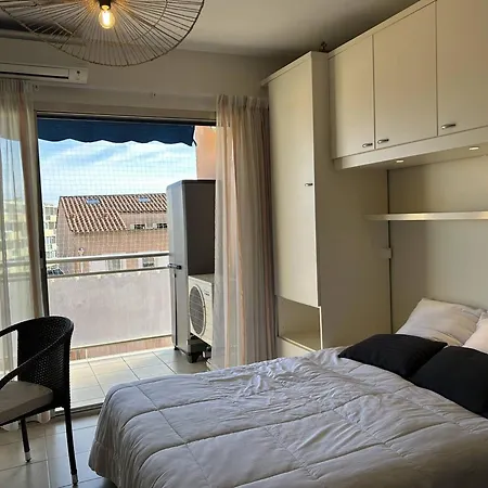 Climatise Avec Terrasse Au Centre-ville - 4 Couchages - - Fr-1-251-723 * Le Lavandou